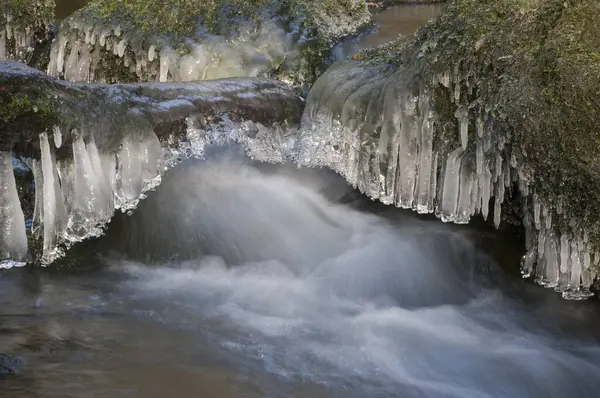 自然の背景にある流れ上の氷の形成 — ストック写真