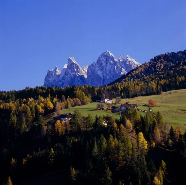 Fazendas Montanha Villnss Valley Acima Dos Picos Geislertirol Sul Itália — Fotografia de Stock