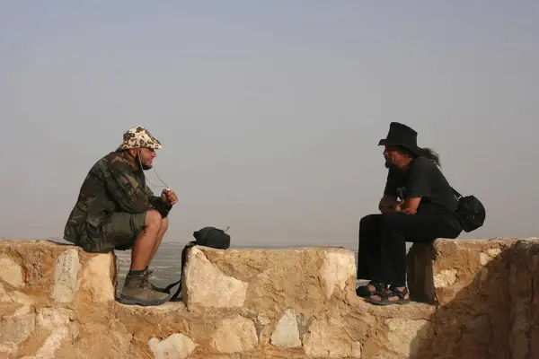 Dwóch Turystów Polach Bitwy Cytadeli Palmyra Syria Azja — Zdjęcie stockowe