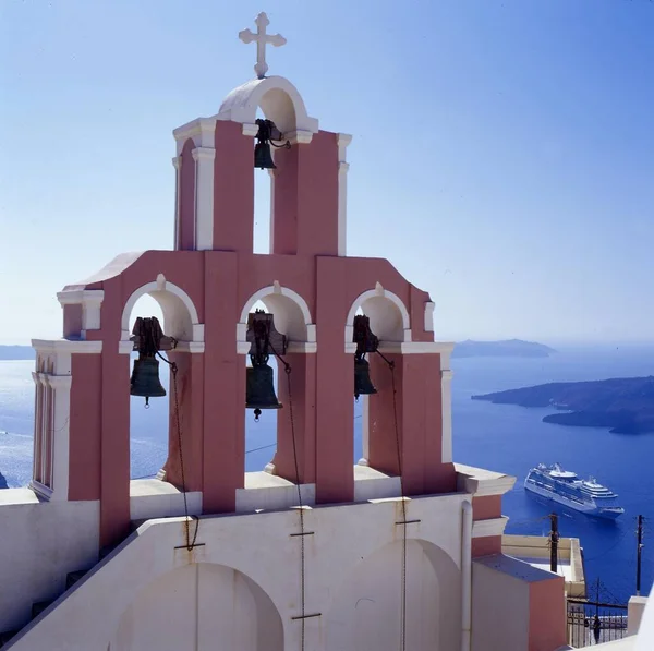ティラ フィラ の典型的な鐘楼 カルデラではクルーズ船 ギリシャ エーゲ海 サントリーニ島 フィラ の典型的な鐘楼 クルーズ船 — ストック写真