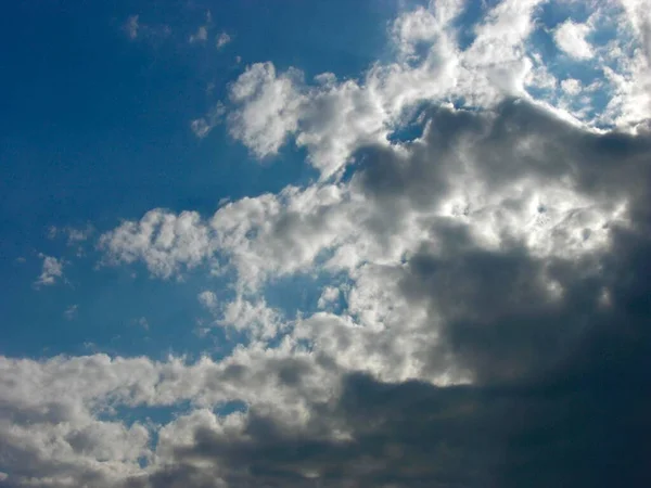Λευκά Σύννεφα Μπλε Ουρανό Στο Παρασκήνιο — Φωτογραφία Αρχείου
