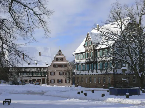 冬に雪が降るモールブロン修道院のタウンホールと修道院の中庭 — ストック写真