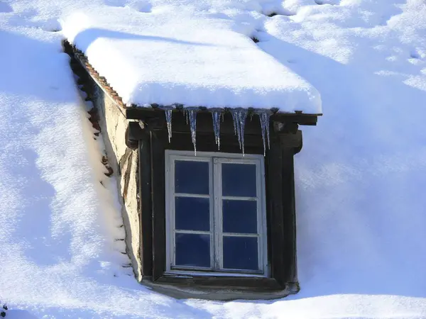 Dormer Okno Icicle Śnieg — Zdjęcie stockowe