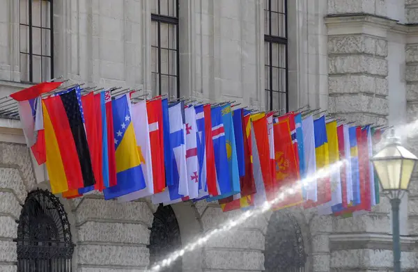 Áustria Viena Bandeiras Internacionais Jato Água Europa — Fotografia de Stock