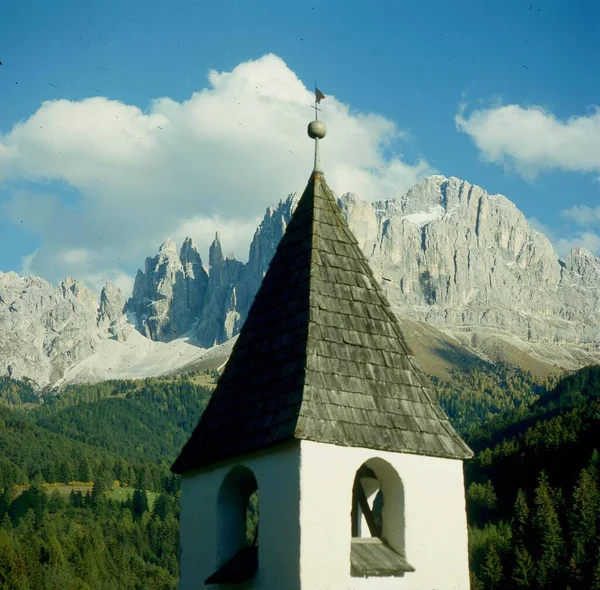 Cappella Piccola Chiesa Del Paese Dolomiti San Cipriano Con Giardino — Foto Stock