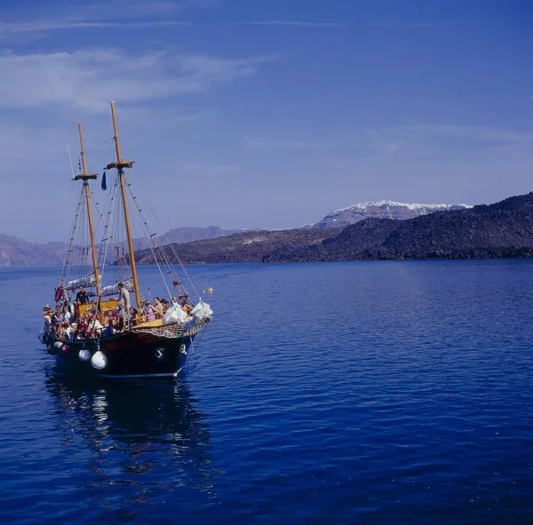 Tourist Boat Sailing Hot Springs Island Palea Kameni Middle Ground — Stock Photo, Image