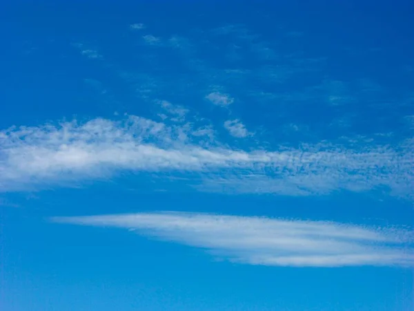 背景为蓝天的白云 — 图库照片