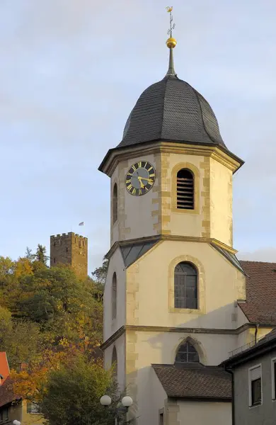 秋のスターネンフェルスの教会と城 — ストック写真
