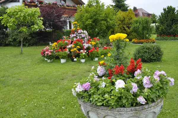 Blomsterpyramid Trädgården Blomkruka Med Blommor Gräsmatta — Stockfoto