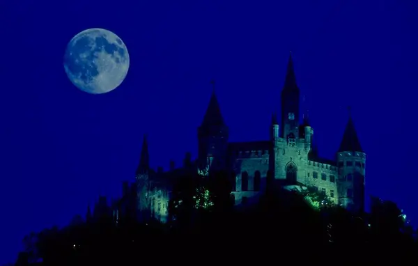 Замок Гогенцоллерн Лунном Свете Ночная Атмосфера Полнолуние Между Гехингеном Бисингеном — стоковое фото
