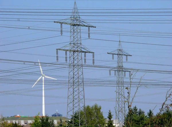 Pilones Alta Tensión Turbinas Eólicas Para Generación Energía Cerca Karlsruhe —  Fotos de Stock