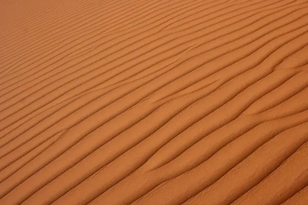 风在非洲乌巴里沙漠的沙丘上留下了痕迹 — 图库照片