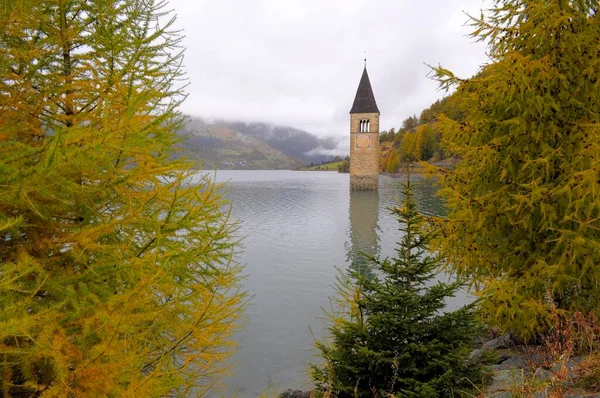 オーストリア 水の教会の塔とレシェンゼー 秋の悪天候 ラグーディレジア ヨーロッパ — ストック写真