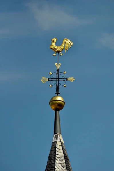 教堂塔上的韦瑟考克 — 图库照片