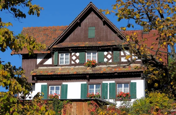 Schwarzwald Nära Sasbachwalden Ortenau Korsvirkeshus Lantlig Trädgård Hösten Blomsterdekoration Huset — Stockfoto
