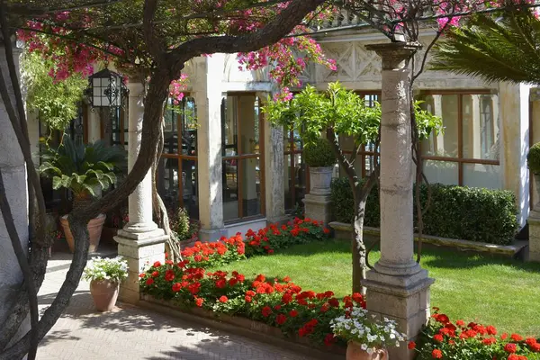 イタリア イタリア シチリア タオルミーナ 花のある庭 ヨーロッパ — ストック写真