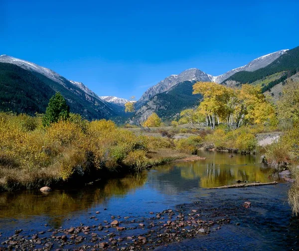 Eua Rocky Mountain National Park Fall River Aspen Com Cores — Fotografia de Stock