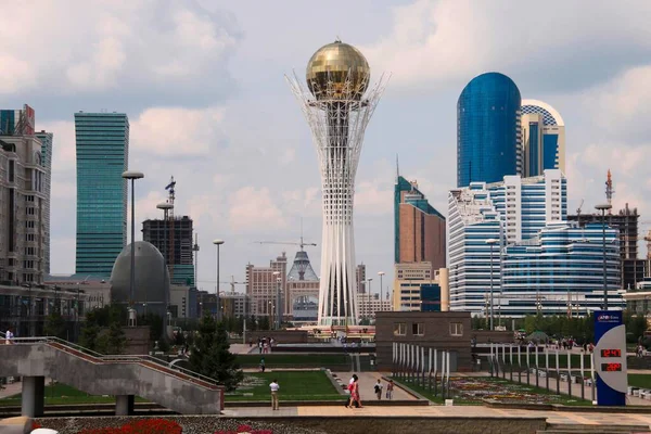 アスタナ カザフスタンのバハテック タワー周辺の政府地区の近代的な建物 — ストック写真