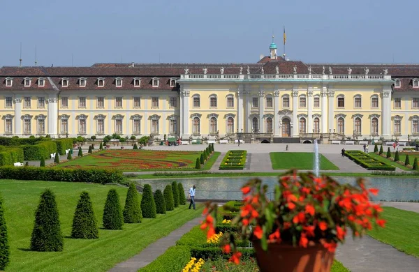Vstup Kvetoucího Barokního Paláce Ludwigsburgu — Stock fotografie