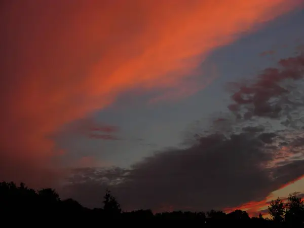 Noite Vermelho Nuvens Atmosféricas — Fotografia de Stock