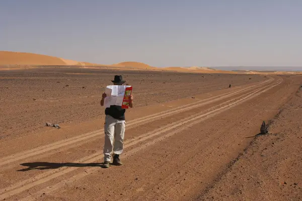 Man Looking Map Sahara Erg Chebbi Morocco Africa — Stock Photo, Image