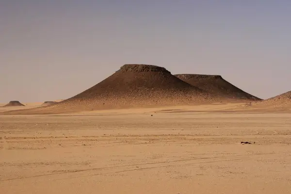 利比亚塞卜哈南部沙漠中的小山 — 图库照片