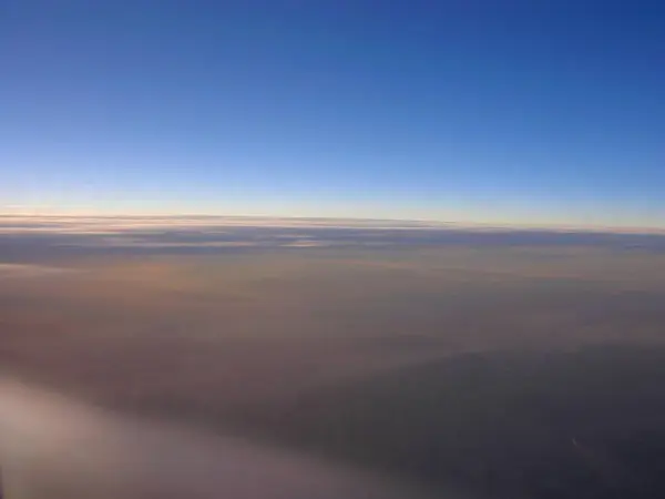 背景に青空の白い雲 — ストック写真