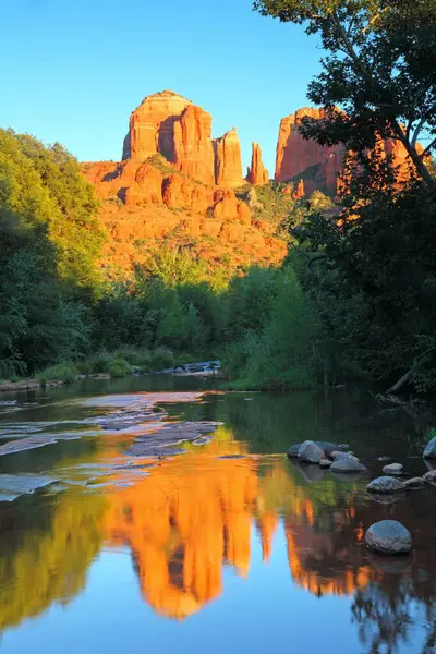 Cathedral Rock Återspeglas Oak Creek Sedona Red Rock Country Arizona — Stockfoto