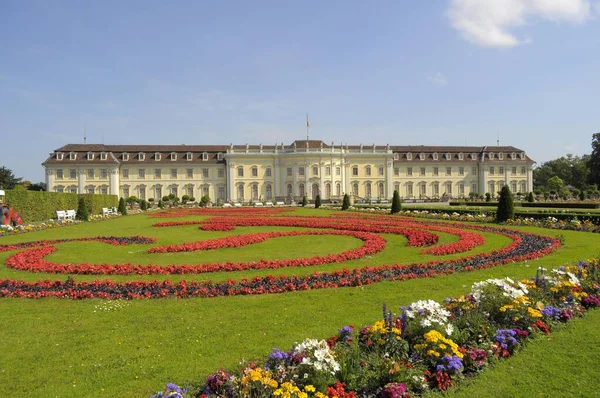 Ludwigsburg Residence Palace Kwitnący Barok Róże Pościelowe Róże Nad Jeziorem — Zdjęcie stockowe