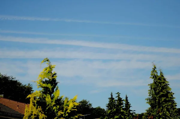 Jet Senderos Condensación Cielo Azul — Foto de Stock
