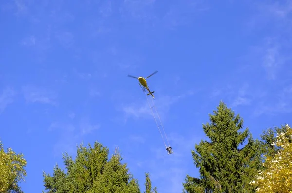 Транспортный Вертолет Небе Около Дня Святых — стоковое фото