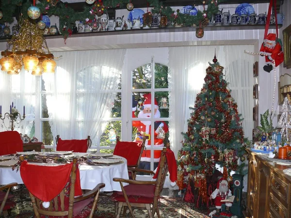 Kersttafel Kerstboom Versierd Kerstversiering Woonkamer — Stockfoto