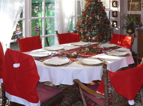 クリスマステーブル 飾られたクリスマスツリー リビングルームのクリスマスの装飾 — ストック写真