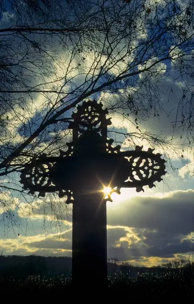 Croce Nel Cimitero Con Umore Retroilluminazione — Foto Stock