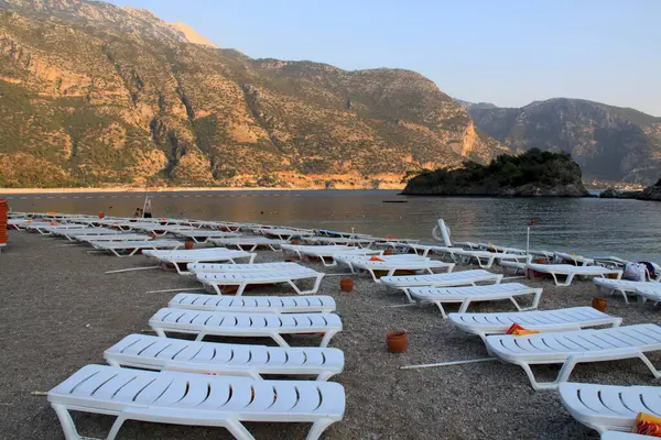 Sedie Sdraio Vuote Bassa Stagione Sulla Spiaggia Mediterranea Ldeniz Turchia — Foto Stock