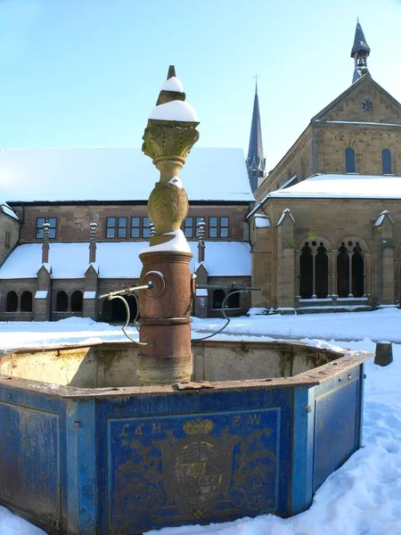 修道院院落 毛布林修道院 冬季有修道院教堂和修道院喷泉 毛布林Bw — 图库照片