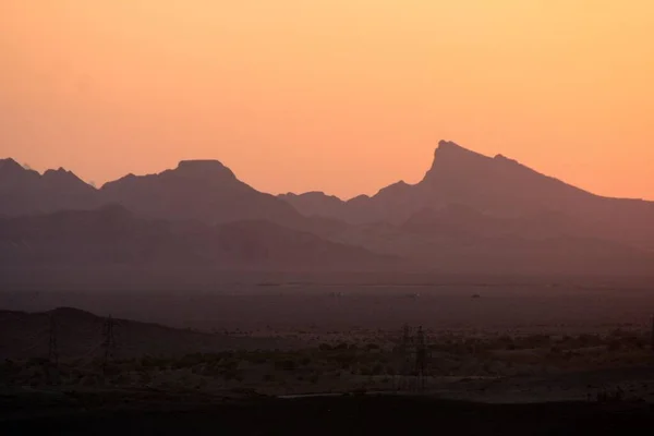 夜晚降临在伊朗阿纳拉克附近的卡维尔沙漠上空 — 图库照片