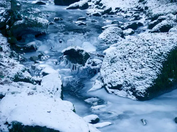 冬のバッド リーベンツェル近くの北の黒い森 氷と雪 モンバヒタールのモンバッハ 氷の形成 氷の浮き輪 — ストック写真