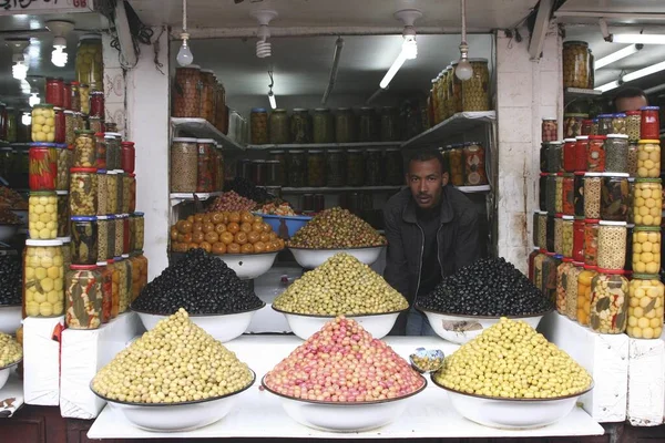 Trader Offers Olives Sale Marakesh Bazaar Morocco Africa — Stock Photo, Image