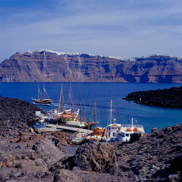 Kalderadaki Vulkano Adası Nea Kameni Limanından Thira Fira Bakın Santorini — Stok fotoğraf