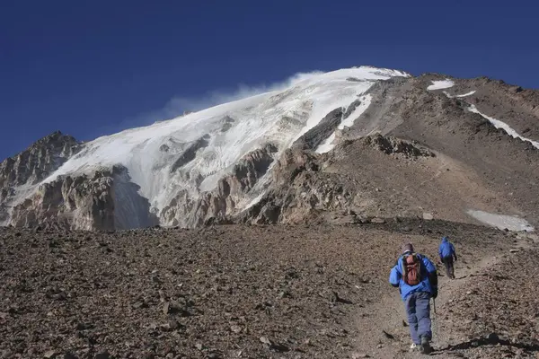 Dois Alpinistas Flanco Oriental Vulcão Damavand Irão Ásia — Fotografia de Stock