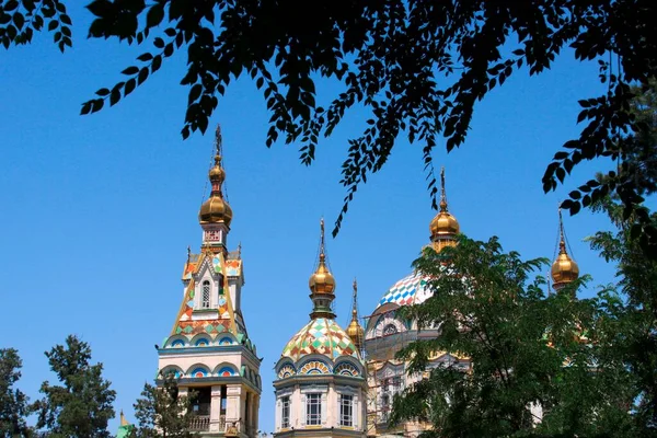 Wieże Katedry Zmartwychwstania Ałmaty Kazachstan — Zdjęcie stockowe