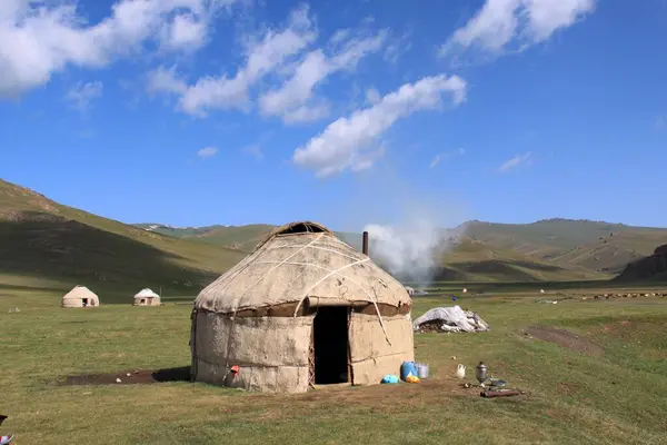 Yurts Sommaren Betesmarker Kirgizistans Herdar Vid Songkl Mountain Lake Kirgizistan — Stockfoto