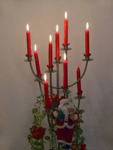 Kerstkandelaar Met Brandende Kaarsen — Stockfoto