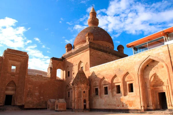 Отреставрированный Дворец Ишак Паши Догузазитом — стоковое фото
