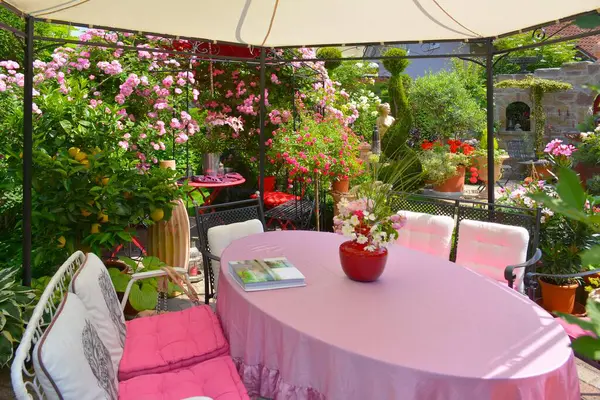 Seat Pavilion Pavilion Table Beautiful Flowering Garden Summer Ornamental Garden — Stock Photo, Image