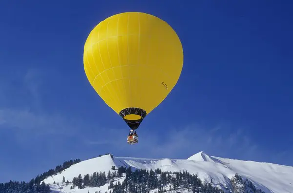Balão Quente Amarelo Sobre Alpes Close Céu Azul Balão Quente — Fotografia de Stock