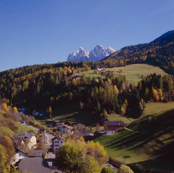Outono São Pedro Vale Villnss Acima Dos Picos Geisler Tirol — Fotografia de Stock