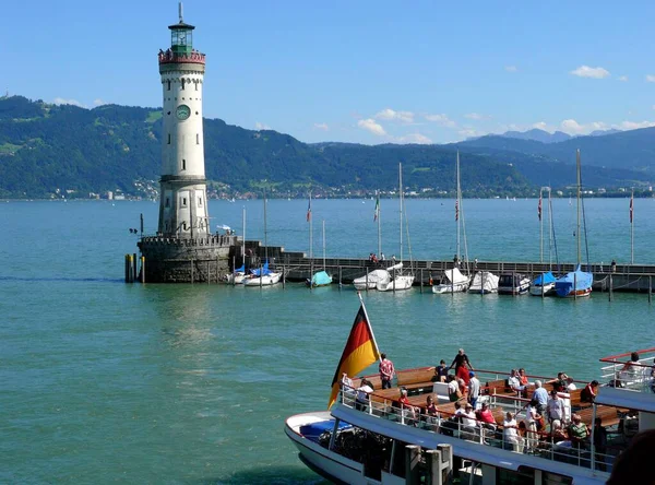 港でフェリー コンスタンス湖 時計付き灯台 港の出口 リンダ バイエルン ドイツ ヨーロッパ — ストック写真