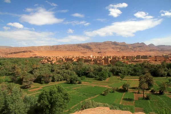 位于摩洛哥阿特拉斯山脉山脚下的沃德托德拉肥沃的山谷 — 图库照片